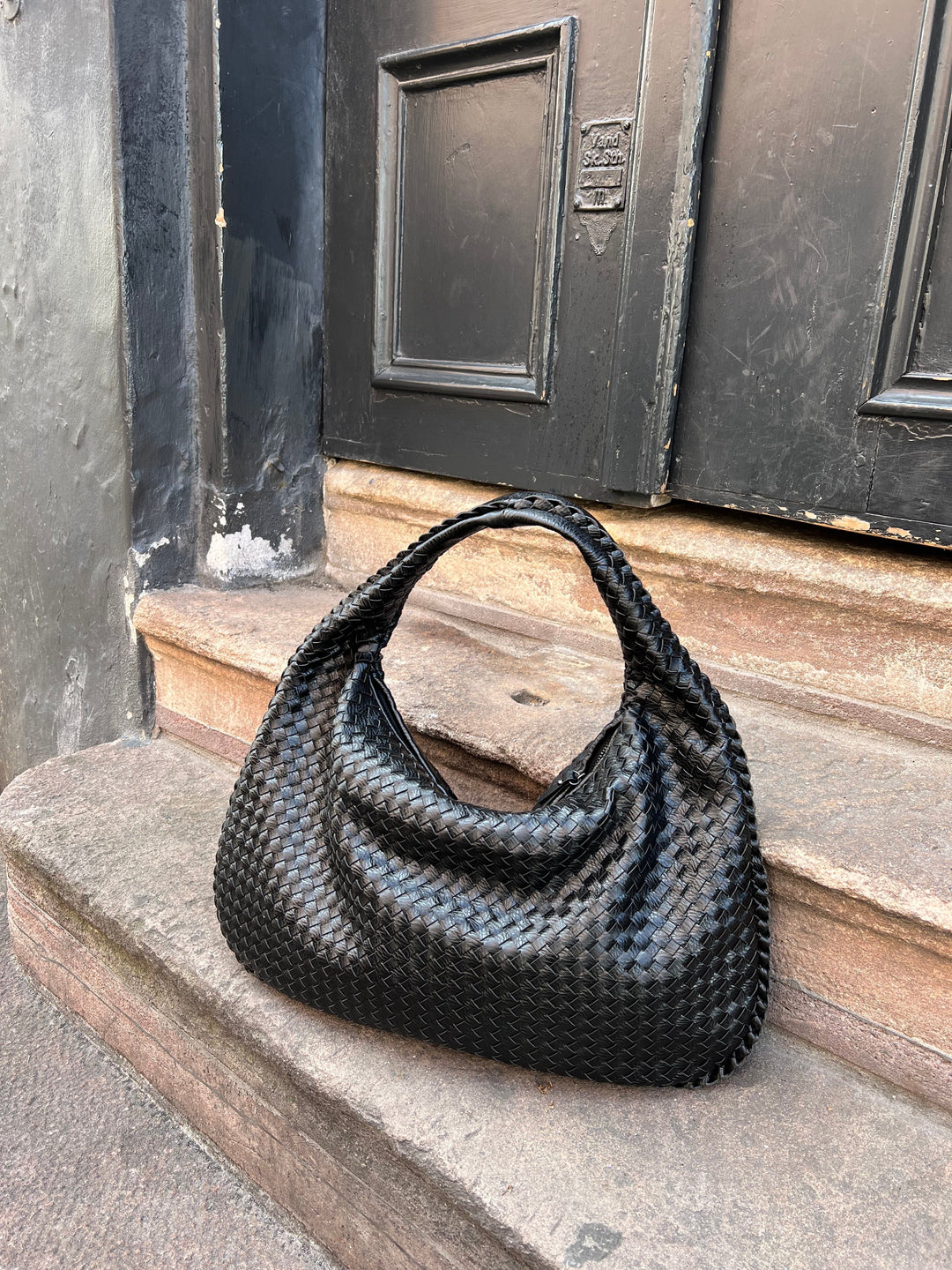 Bordowa pleciona torebka hobo ze skóry syntetycznej, elegancka i pojemna, z delikatnym uchwytem i bezpiecznym zamkiem błyskawicznym.