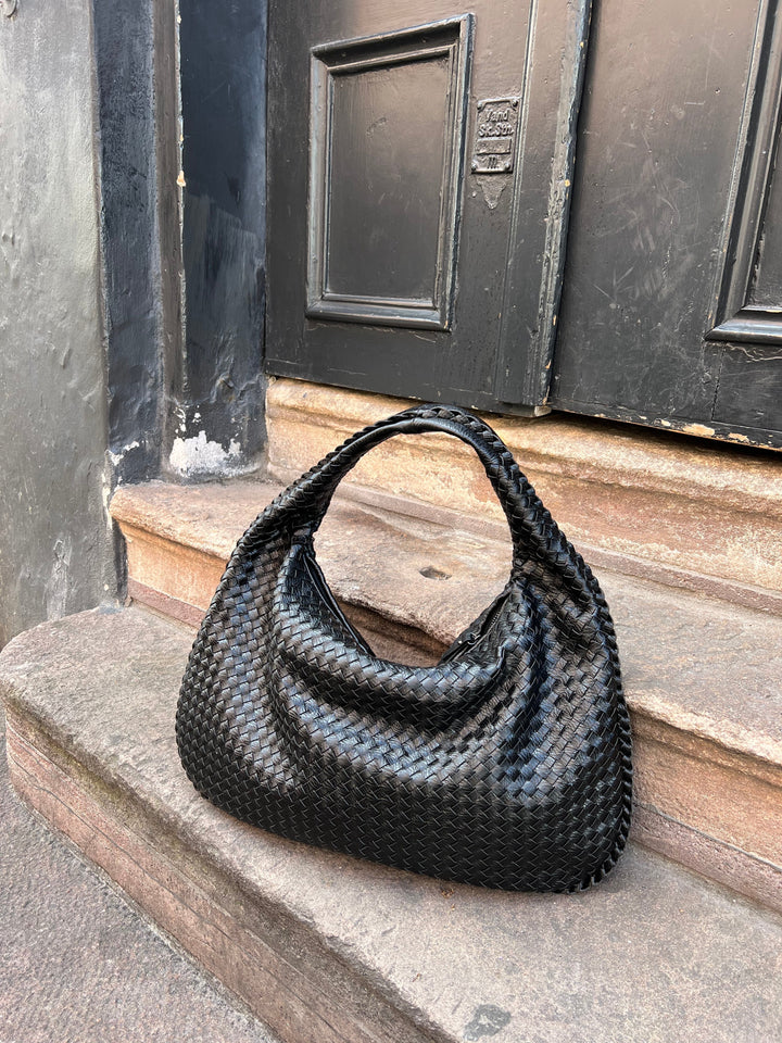 Bordowa pleciona torebka hobo ze skóry syntetycznej, elegancka i pojemna, z delikatnym uchwytem i bezpiecznym zamkiem błyskawicznym.