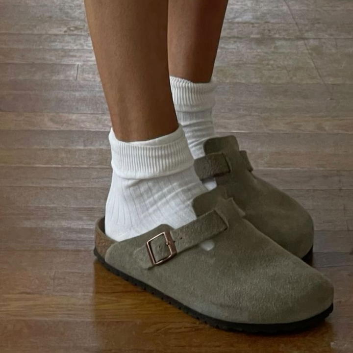 Unisex sandały skórzane Boston, stylowe i wygodne, nowoczesny design ze skóry beżowej dla współczesnego wyglądu.