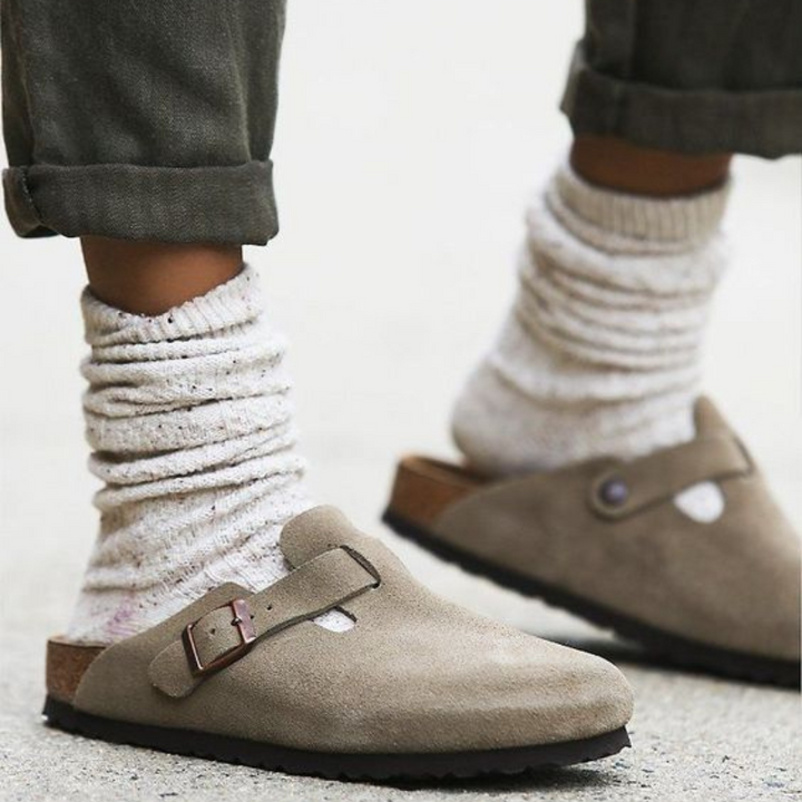 Unisex sandały skórzane Boston, stylowe i wygodne, nowoczesny design ze skóry beżowej dla współczesnego wyglądu.