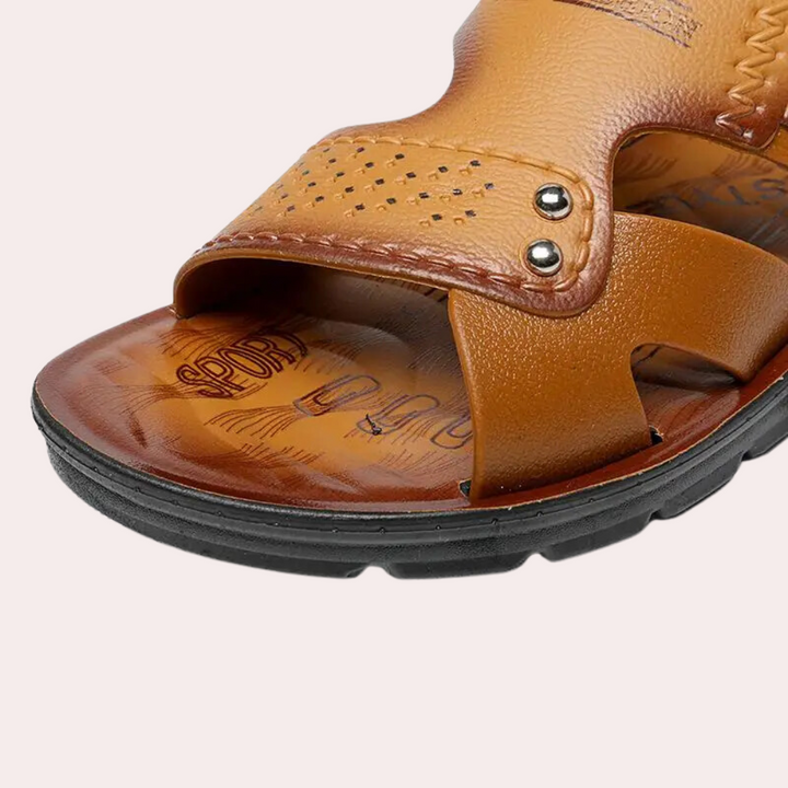 Casualowe sandały męskie z brązowej skóry, elegancki i wygodny design, widok z przodu