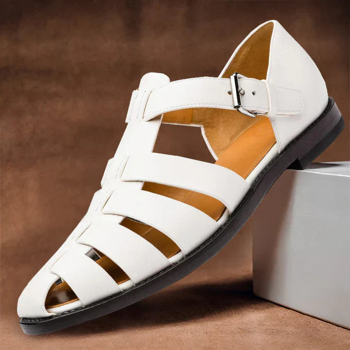 Eleganckie męskie sandały skórzane, ponadczasowy design i optymalny komfort, widok z boku, wysokiej jakości brązowa skóra.