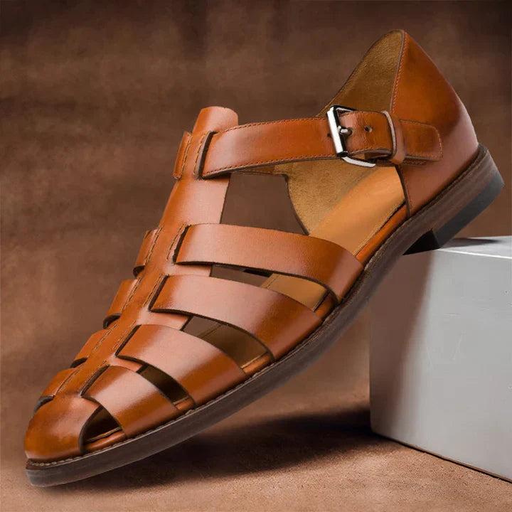 Eleganckie męskie sandały skórzane, ponadczasowy design i optymalny komfort, widok z boku, wysokiej jakości brązowa skóra.