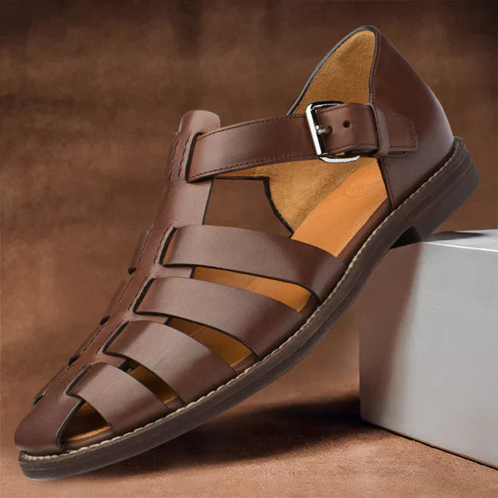 Eleganckie męskie sandały skórzane, ponadczasowy design i optymalny komfort, widok z boku, wysokiej jakości brązowa skóra.