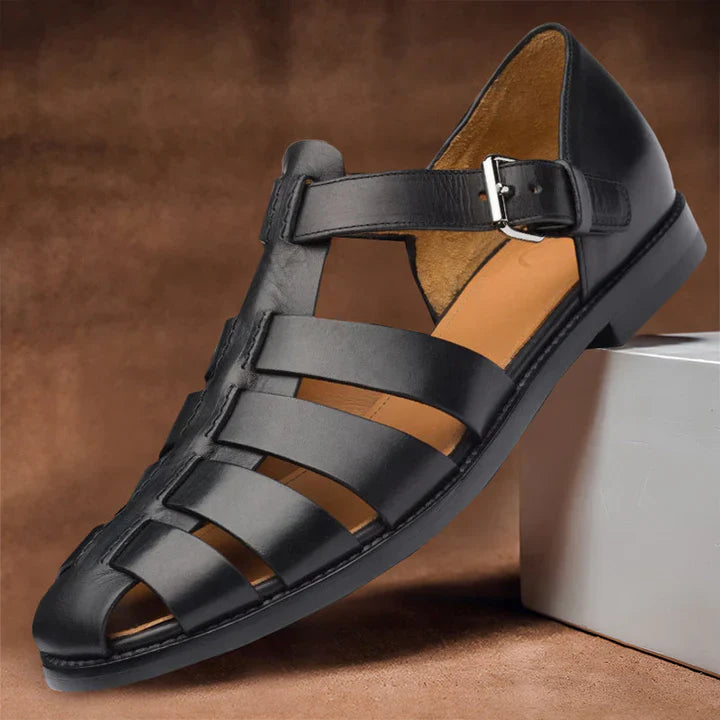 Eleganckie męskie sandały skórzane, ponadczasowy design i optymalny komfort, widok z boku, wysokiej jakości brązowa skóra.