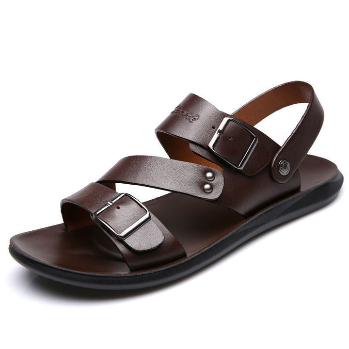 "Sandales homme en cuir avec boucle, vue de face, style décontracté-chic idéal pour l'été, confort et élégance."