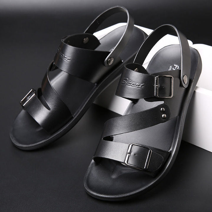 "Sandales homme en cuir avec boucle, vue de face, style décontracté-chic idéal pour l'été, confort et élégance."
