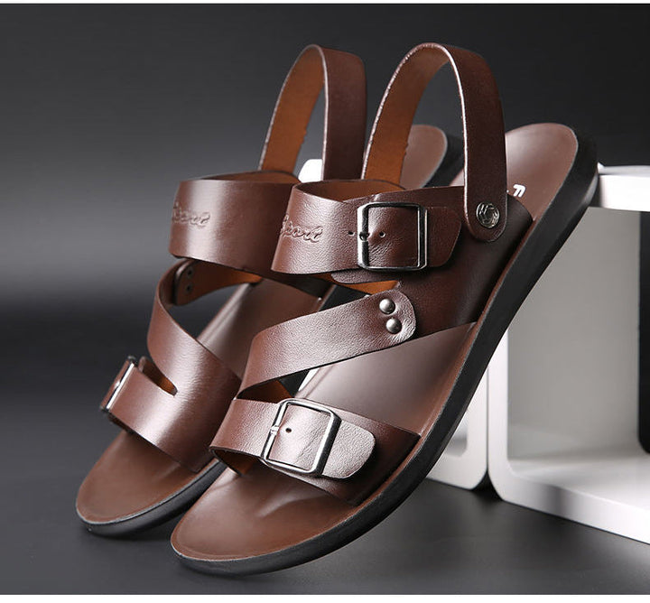 "Sandales homme en cuir avec boucle, vue de face, style décontracté-chic idéal pour l'été, confort et élégance."
