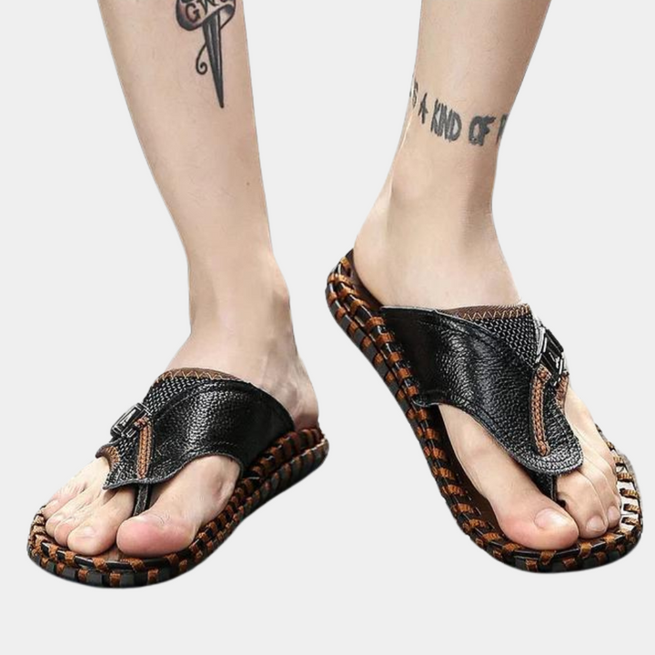 Luksusowe męskie sandały skórzane w kolorze brązowym z masującą podeszwą. Elegancki i wyrafinowany design dla optymalnego komfortu.