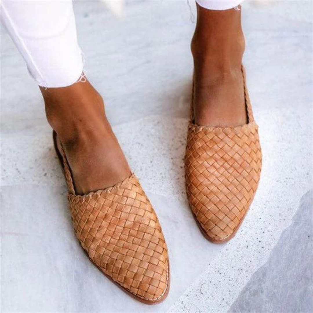 Damskie plecione sandały płaskie w kolorze camel z imitacji skóry, elegancki i wygodny design dla swobodnego letniego stylu.