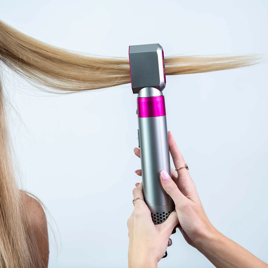 Wielofunkcyjna suszarka do włosów Styler Pro, elegancka, czarna, z wymiennymi nakładkami do różnych stylizacji, takich jak loki i prostowanie.