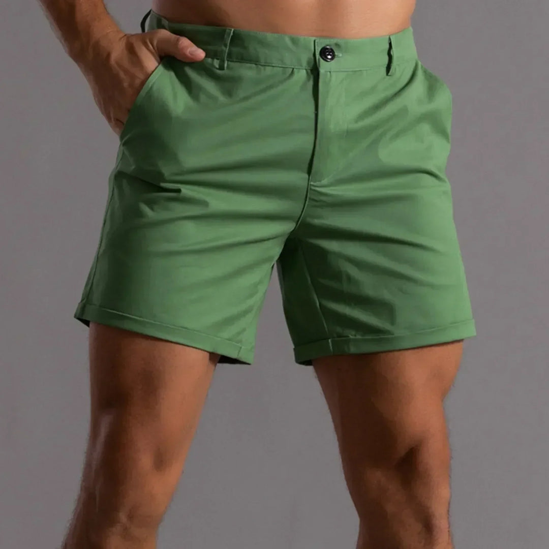 Męskie eleganckie beżowe szorty chino na lato, z praktycznymi kieszeniami, klasycznym designem i nowoczesnym komfortem dla casualowego stylu.