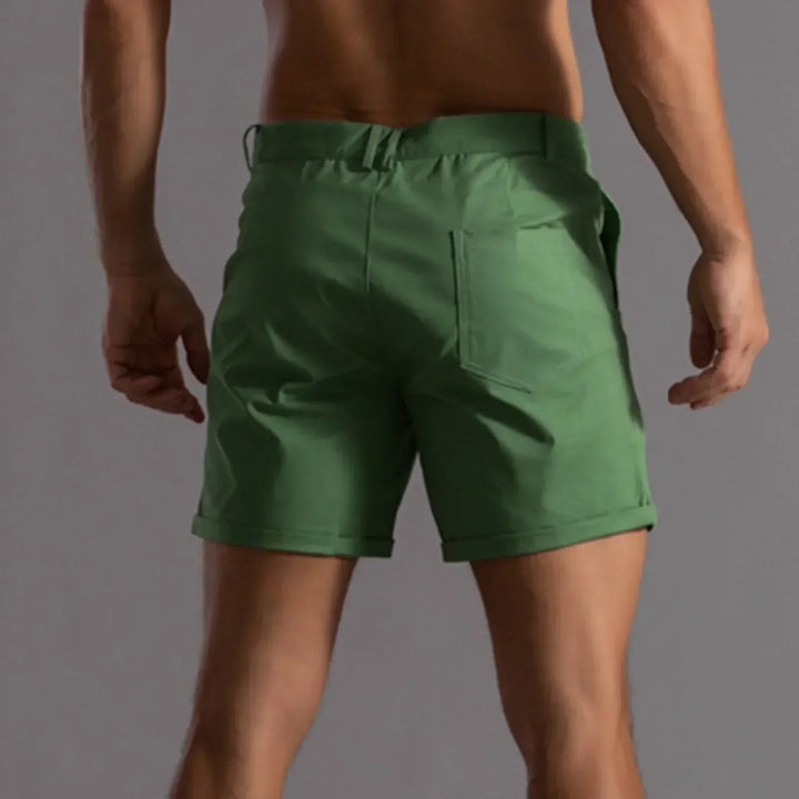 Męskie eleganckie beżowe szorty chino na lato, z praktycznymi kieszeniami, klasycznym designem i nowoczesnym komfortem dla casualowego stylu.