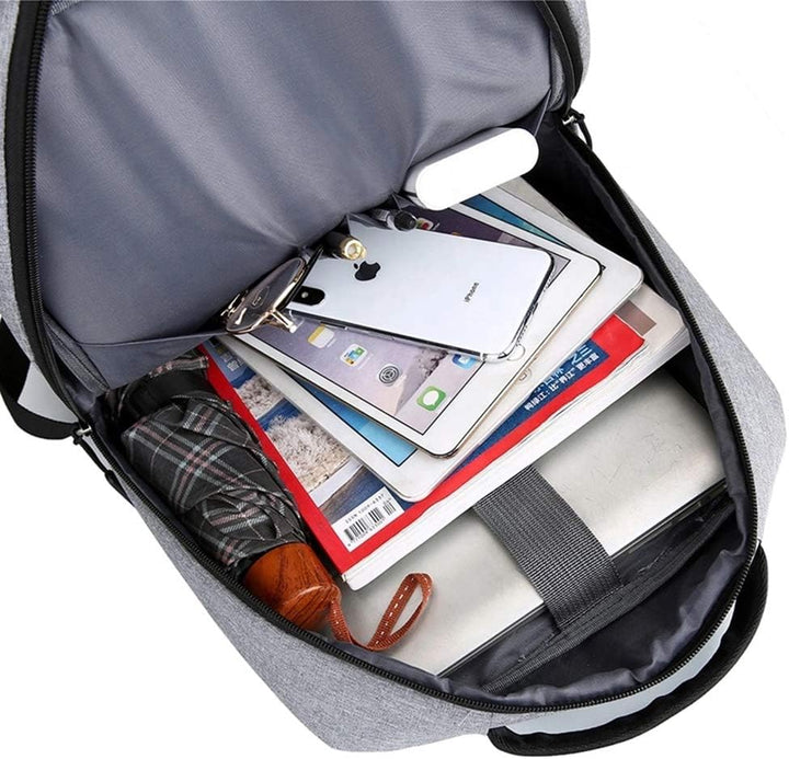 Zbliżenie na port USB w wodoodpornym plecaku na laptopa, wygodne ładowanie w podróży.
