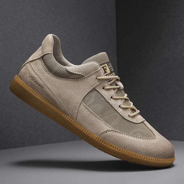 Stylowe męskie sneakersy z włoskiej skóry, modny beżowy kolor, wysoki komfort i trwałość.
