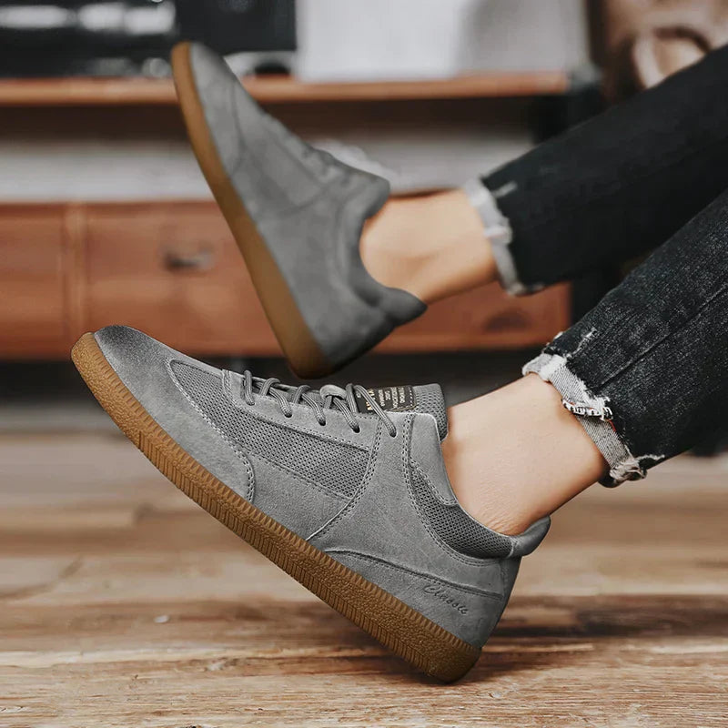 Męskie sneakersy z włoskiej skóry, eleganckie i komfortowe, czarny design, antypoślizgowa podeszwa.