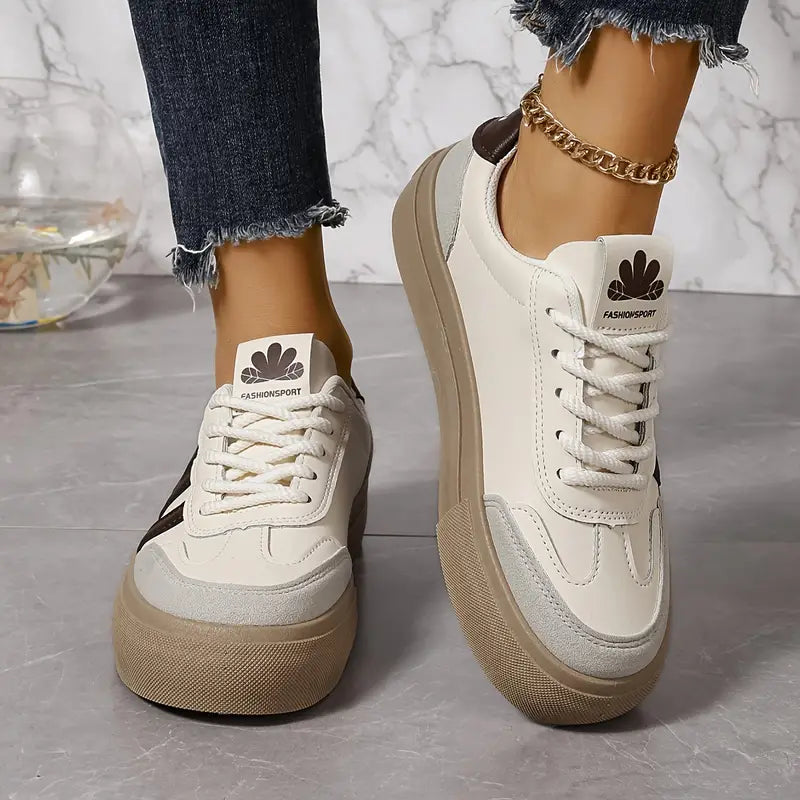 Detale niebiesko-brązowych sneakersów damskich, z komfortową amortyzacją, idealne do miejskich stylizacji