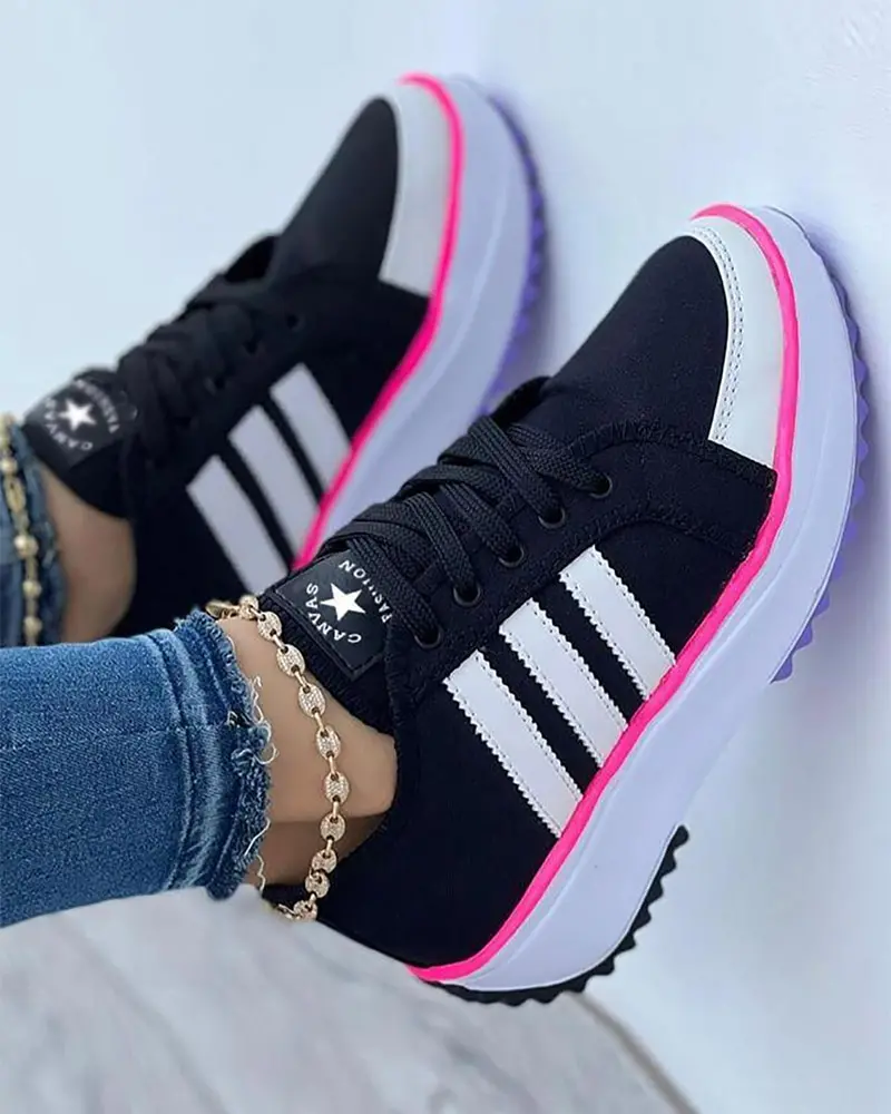 Białe damskie sneakersy, wygodne i nowoczesne, z amortyzowanymi podeszwami i jasnym designem.