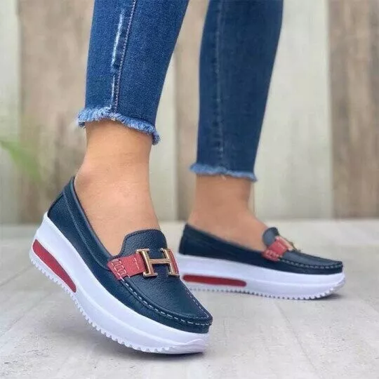 Ortopedyczne sneakersy damskie, widok z boku, czarne, ergonomiczna podeszwa, nowoczesny design i optymalny komfort.