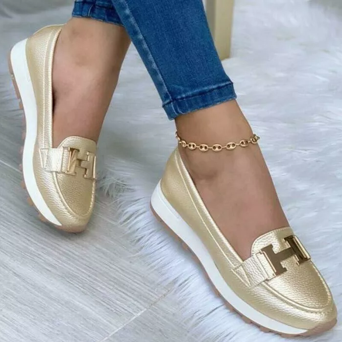 Ortopedyczne sneakersy damskie, widok z boku, czarne, ergonomiczna podeszwa, nowoczesny design i optymalny komfort.