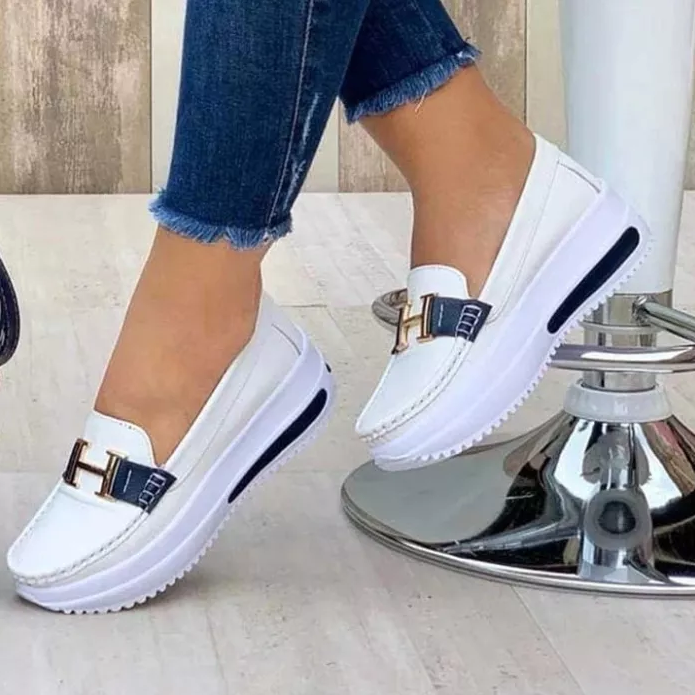 Ortopedyczne sneakersy damskie, widok z boku, czarne, ergonomiczna podeszwa, nowoczesny design i optymalny komfort.