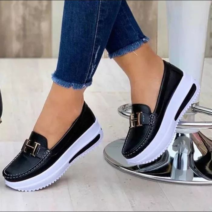 Ortopedyczne sneakersy damskie, widok z boku, czarne, ergonomiczna podeszwa, nowoczesny design i optymalny komfort.