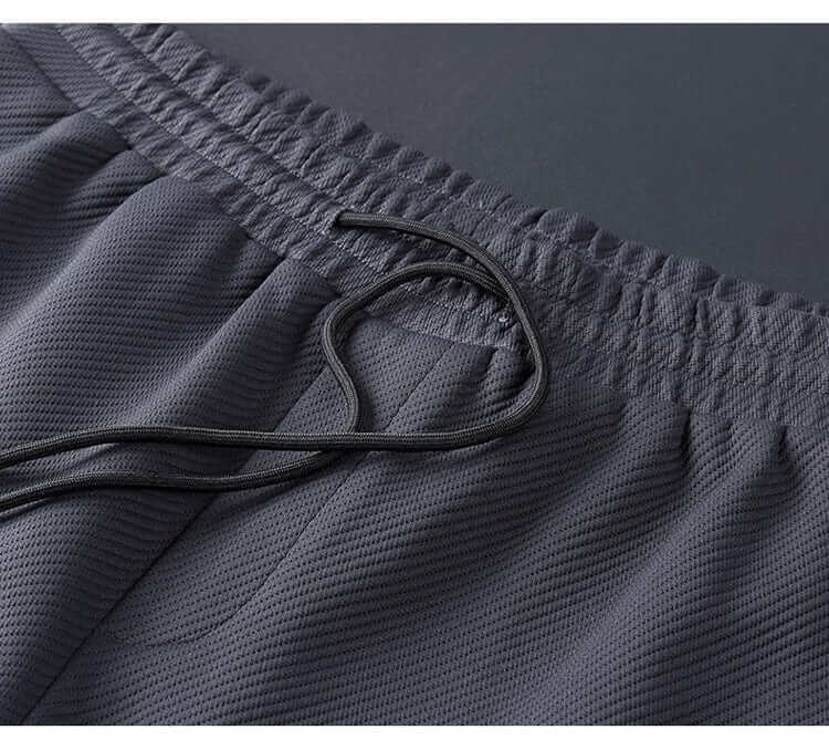 Stylowy, nowoczesny dres męski, z oddychającej tkaniny i dopracowanym krojem, z eleganckimi detalami, idealny do sportu i wyjść miejskich.
