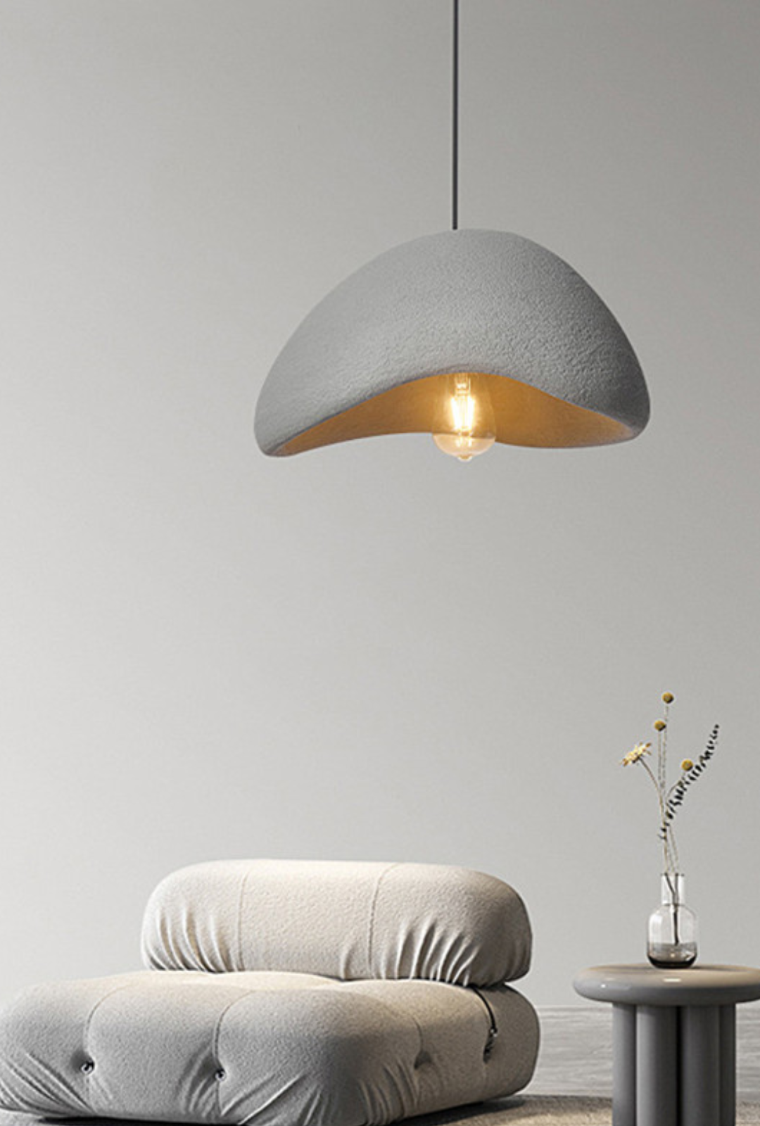 Nowoczesna lampa wisząca Kanso o czystym designie, w stylu Wabi Sabi, w jasnych i szarych odcieniach, z nowoczesnymi liniami, tworząca spokojną atmosferę we wnętrzu.