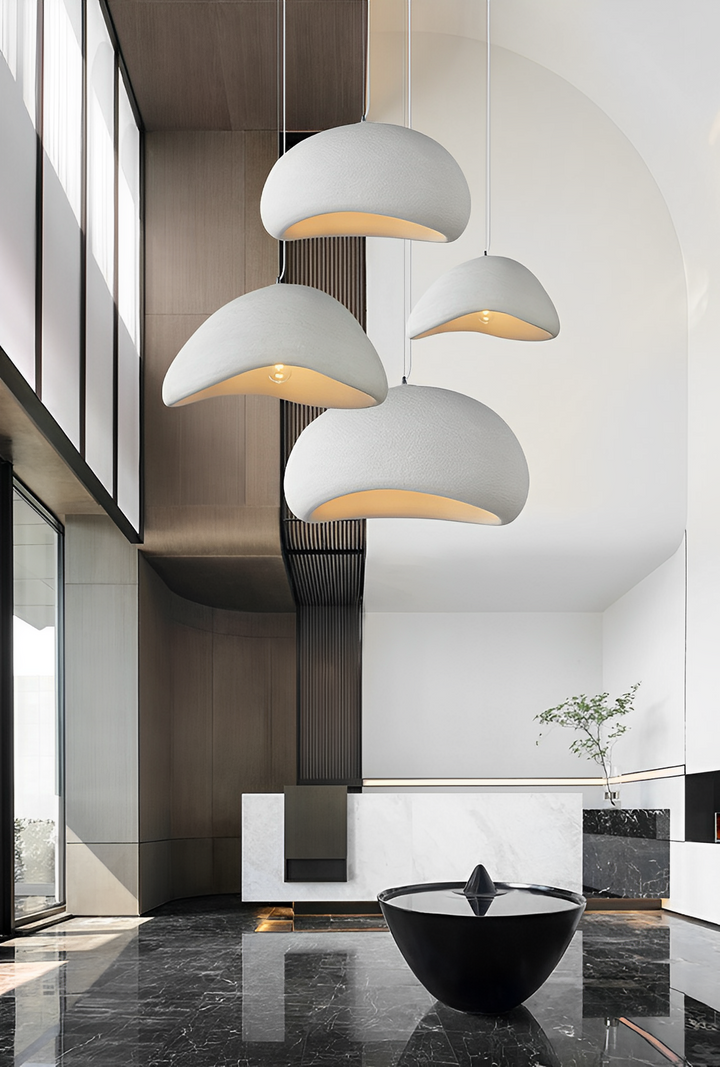 Nowoczesna lampa wisząca Kanso o czystym designie, w stylu Wabi Sabi, w jasnych i szarych odcieniach, z nowoczesnymi liniami, tworząca spokojną atmosferę we wnętrzu.