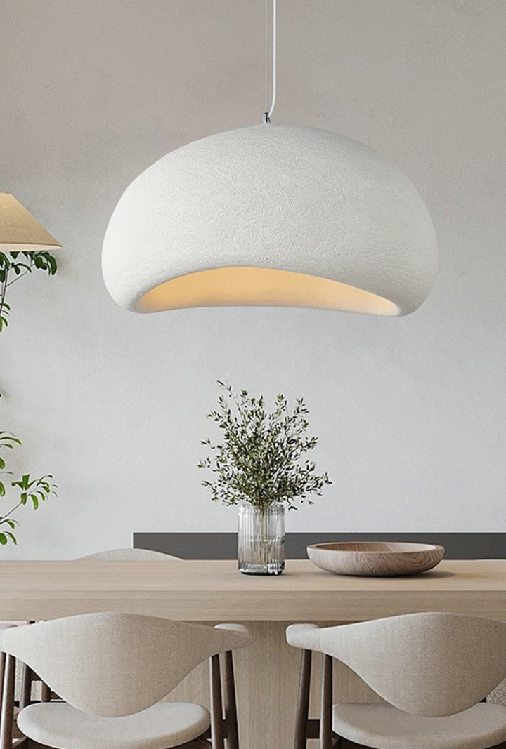 Nowoczesna lampa wisząca Kanso o czystym designie, w stylu Wabi Sabi, w jasnych i szarych odcieniach, z nowoczesnymi liniami, tworząca spokojną atmosferę we wnętrzu.