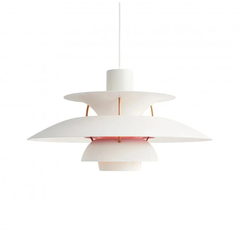 Nowoczesna lampa wisząca w stylu skandynawskim, o eleganckiej formie i trwałych materiałach, tworząca ciepłą atmosferę w oświetleniu wnętrz.