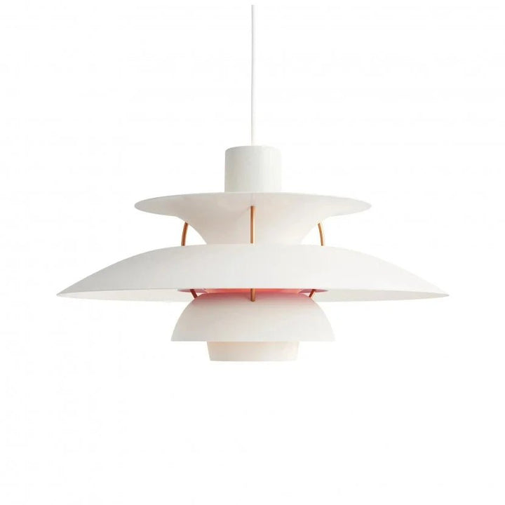 Nowoczesna lampa wisząca w stylu skandynawskim, o eleganckiej formie i trwałych materiałach, tworząca ciepłą atmosferę w oświetleniu wnętrz.