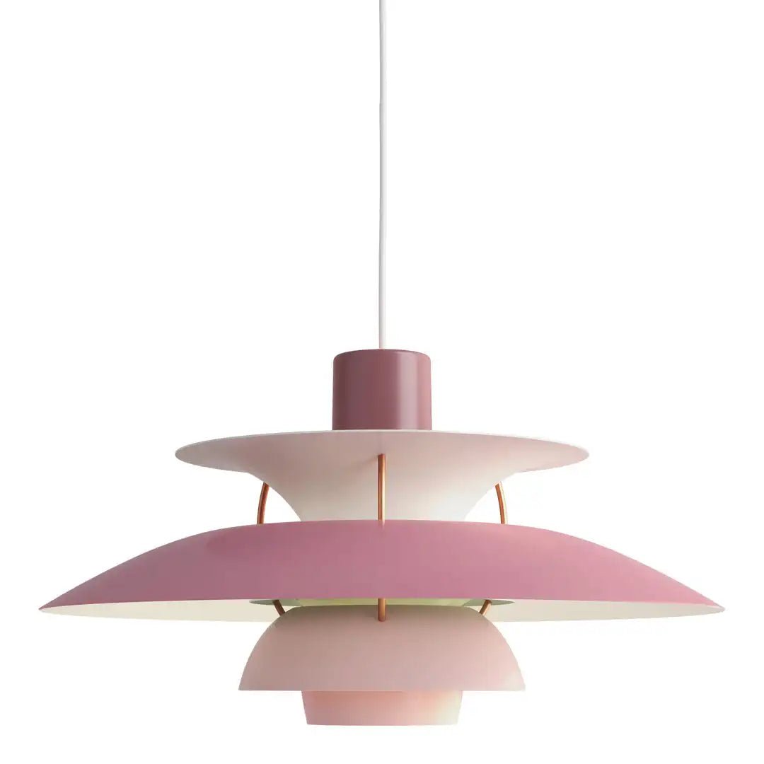 Nowoczesna lampa wisząca w stylu skandynawskim, o eleganckiej formie i trwałych materiałach, tworząca ciepłą atmosferę w oświetleniu wnętrz.