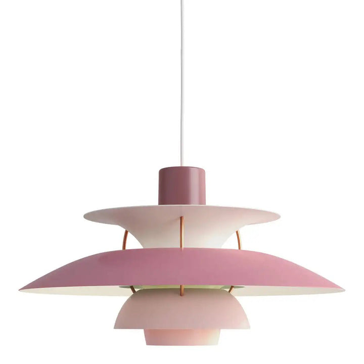 Nowoczesna lampa wisząca w stylu skandynawskim, o eleganckiej formie i trwałych materiałach, tworząca ciepłą atmosferę w oświetleniu wnętrz.