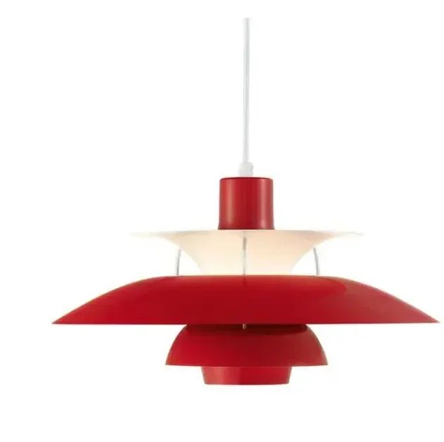 Nowoczesna lampa wisząca w stylu skandynawskim, o eleganckiej formie i trwałych materiałach, tworząca ciepłą atmosferę w oświetleniu wnętrz.