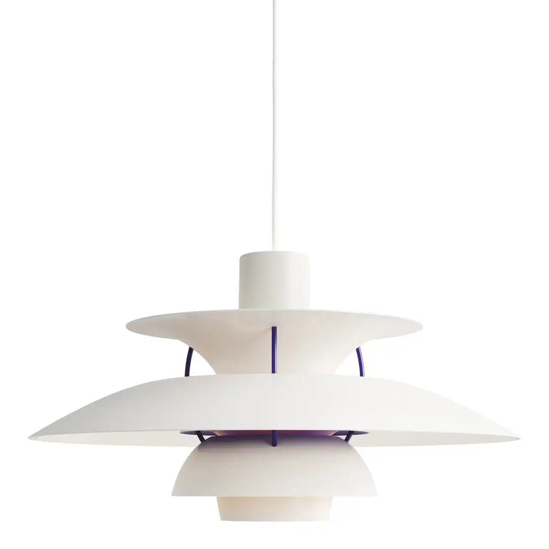 Nowoczesna lampa wisząca w stylu skandynawskim, o eleganckiej formie i trwałych materiałach, tworząca ciepłą atmosferę w oświetleniu wnętrz.
