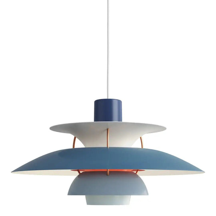 Nowoczesna lampa wisząca w stylu skandynawskim, o eleganckiej formie i trwałych materiałach, tworząca ciepłą atmosferę w oświetleniu wnętrz.