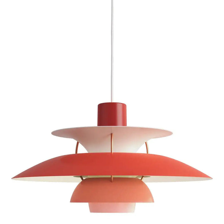Nowoczesna lampa wisząca w stylu skandynawskim, o eleganckiej formie i trwałych materiałach, tworząca ciepłą atmosferę w oświetleniu wnętrz.