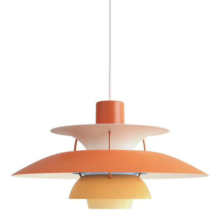 Nowoczesna lampa wisząca w stylu skandynawskim, o eleganckiej formie i trwałych materiałach, tworząca ciepłą atmosferę w oświetleniu wnętrz.