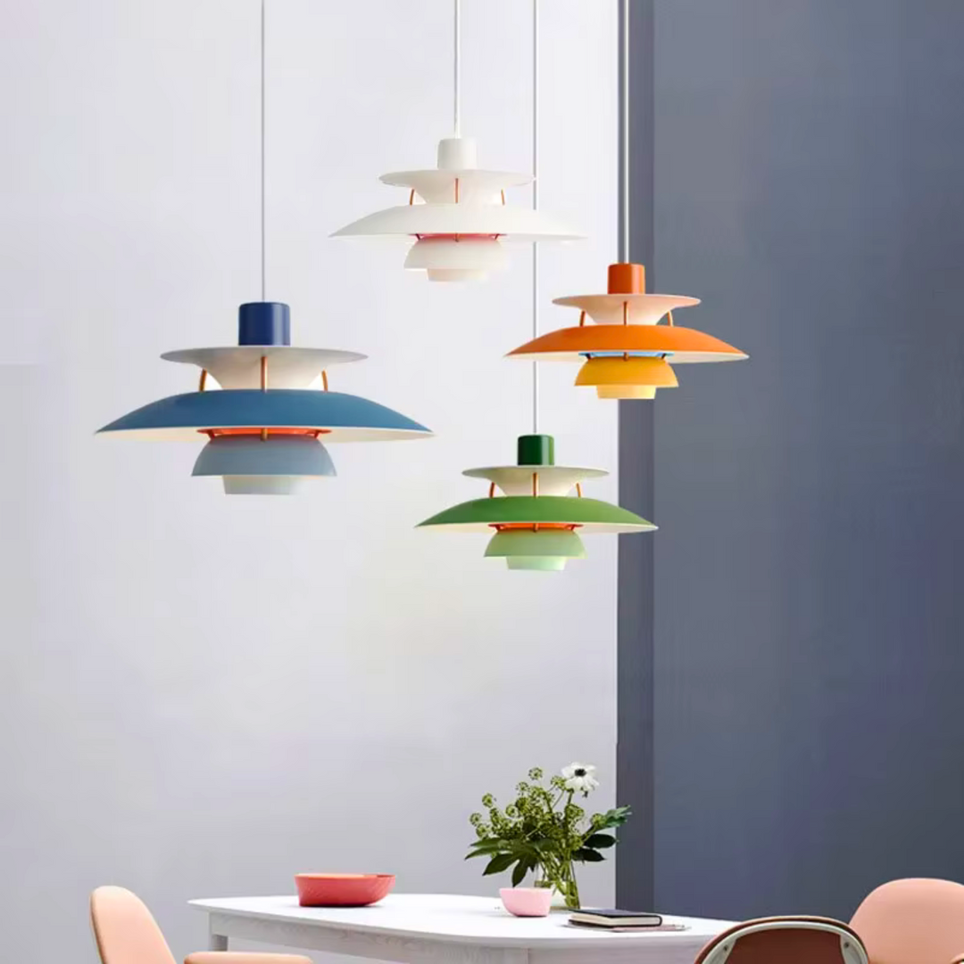 Nowoczesna lampa wisząca w stylu skandynawskim, o eleganckiej formie i trwałych materiałach, tworząca ciepłą atmosferę w oświetleniu wnętrz.