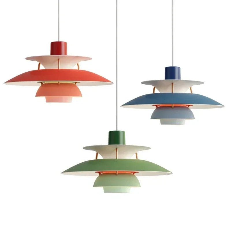 Nowoczesna lampa wisząca w stylu skandynawskim, o eleganckiej formie i trwałych materiałach, tworząca ciepłą atmosferę w oświetleniu wnętrz.