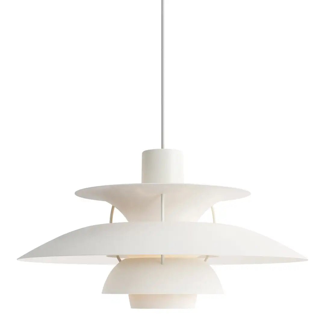 Nowoczesna lampa wisząca w stylu skandynawskim, o eleganckiej formie i trwałych materiałach, tworząca ciepłą atmosferę w oświetleniu wnętrz.