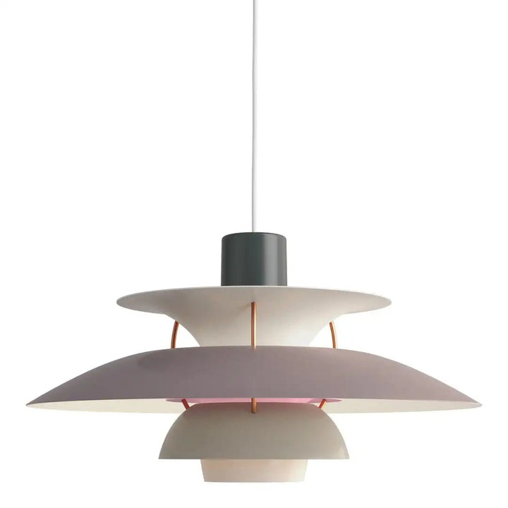 Nowoczesna lampa wisząca w stylu skandynawskim, o eleganckiej formie i trwałych materiałach, tworząca ciepłą atmosferę w oświetleniu wnętrz.