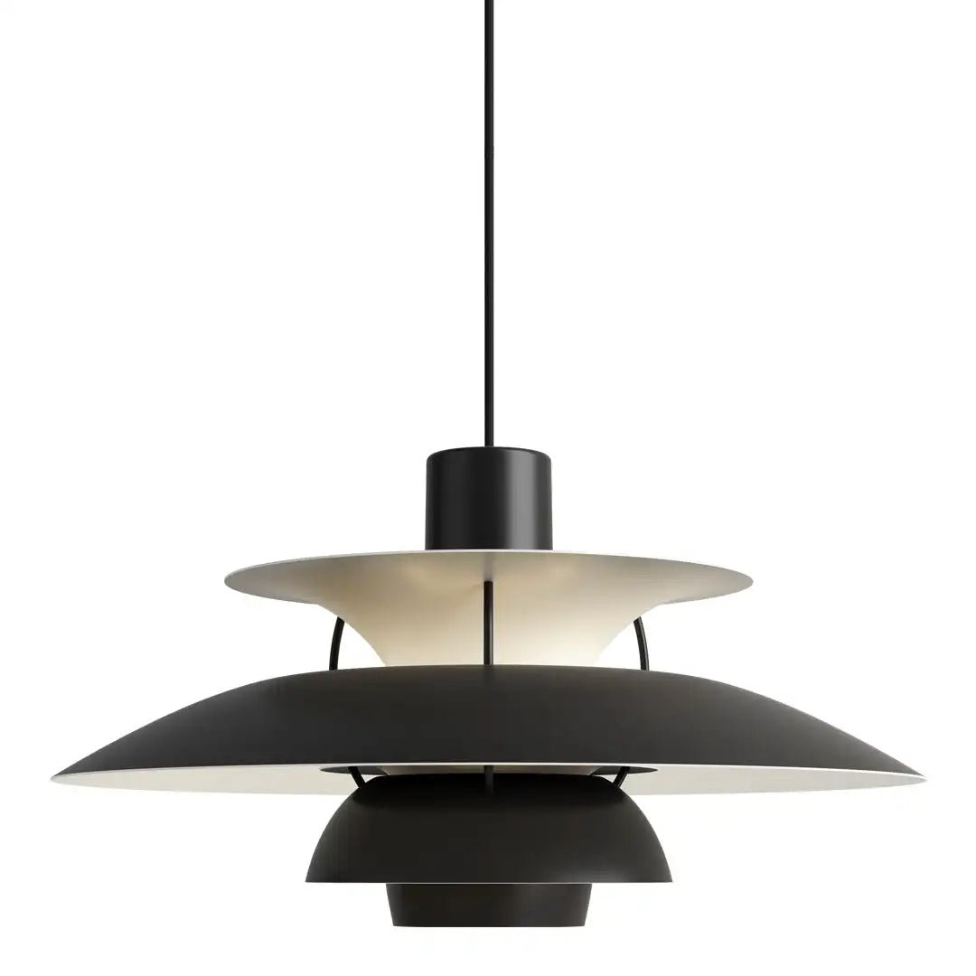 Nowoczesna lampa wisząca w stylu skandynawskim, o eleganckiej formie i trwałych materiałach, tworząca ciepłą atmosferę w oświetleniu wnętrz.