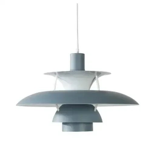 Nowoczesna lampa wisząca w stylu skandynawskim, o eleganckiej formie i trwałych materiałach, tworząca ciepłą atmosferę w oświetleniu wnętrz.