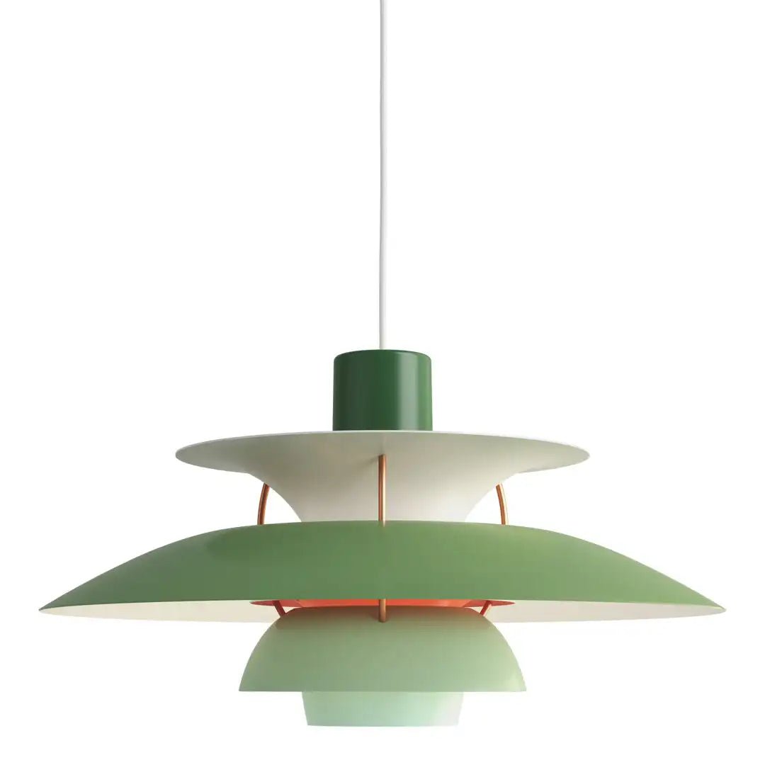 Nowoczesna lampa wisząca w stylu skandynawskim, o eleganckiej formie i trwałych materiałach, tworząca ciepłą atmosferę w oświetleniu wnętrz.