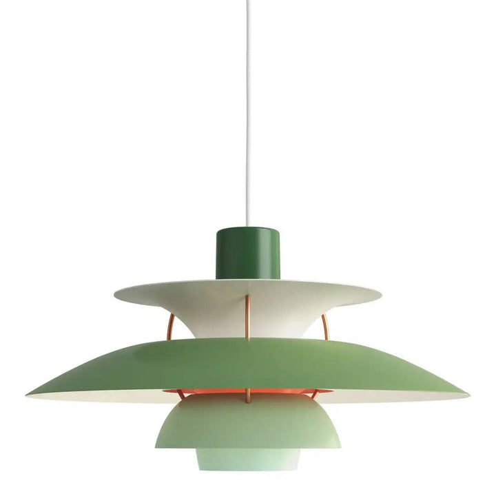 Nowoczesna lampa wisząca w stylu skandynawskim, o eleganckiej formie i trwałych materiałach, tworząca ciepłą atmosferę w oświetleniu wnętrz.