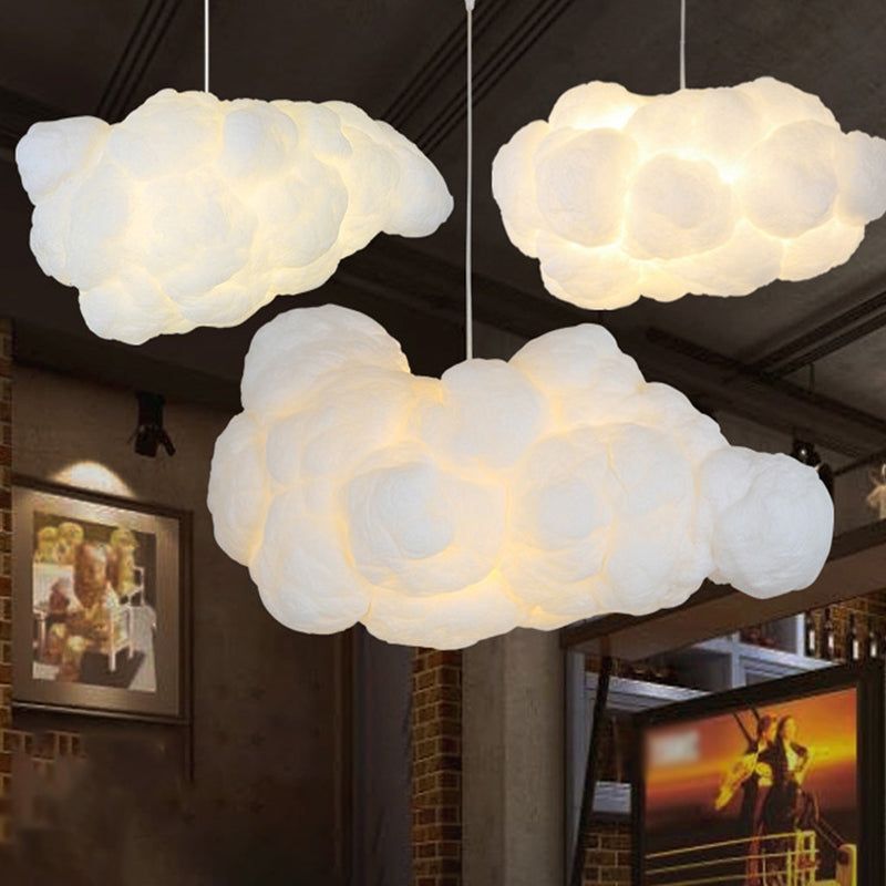 Nowoczesna biała lampa wisząca w kształcie chmury, stylizowana lampa powietrzna do współczesnego wnętrza, tworząca kojącą i elegancką atmosferę.
