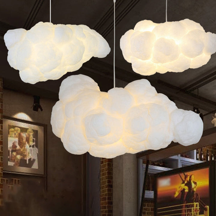 Nowoczesna biała lampa wisząca w kształcie chmury, stylizowana lampa powietrzna do współczesnego wnętrza, tworząca kojącą i elegancką atmosferę.