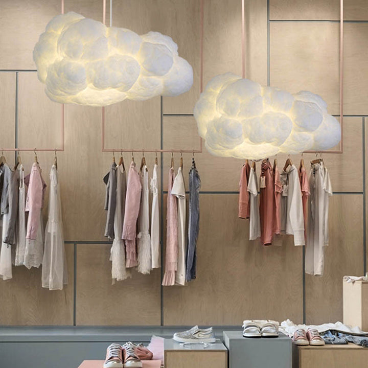 Nowoczesna biała lampa wisząca w kształcie chmury, stylizowana lampa powietrzna do współczesnego wnętrza, tworząca kojącą i elegancką atmosferę.